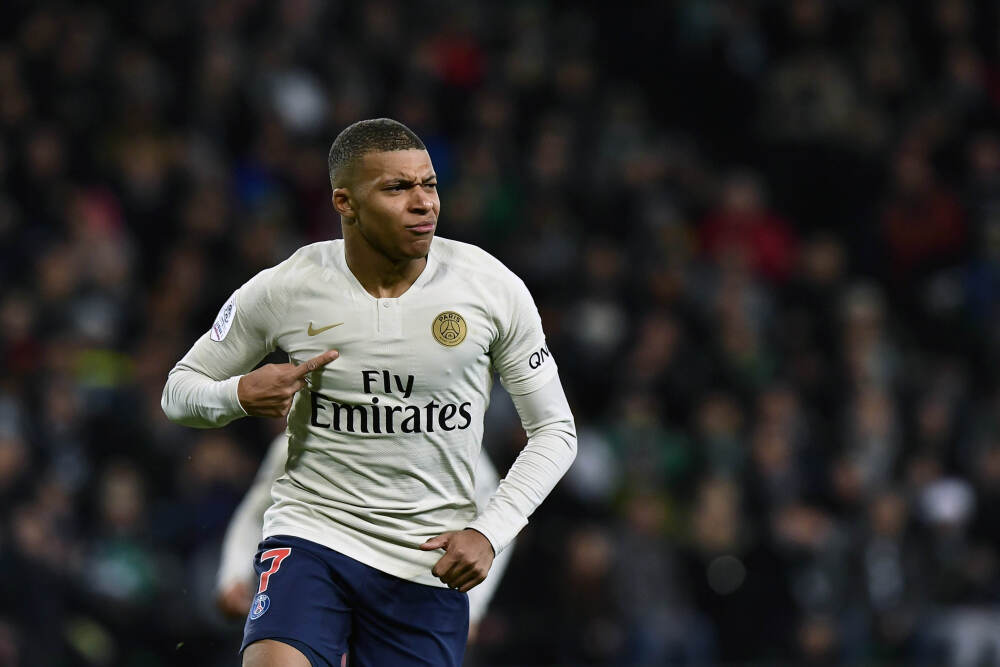 美股异动丨福特汽车涨2.5%，调整电动车战略并加强传统燃油车阵容